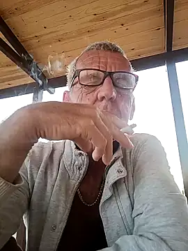 Snapshot of Freddy1962 chatting on December 4, 4:32 am Freddy1962 online show from December 4, 4:32 am