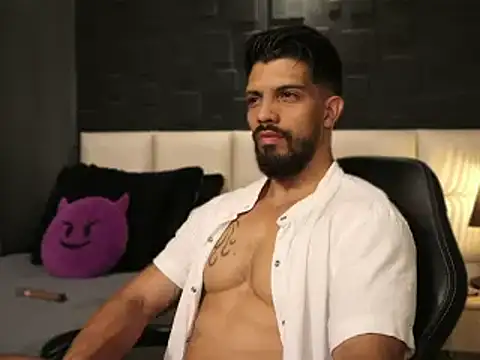 Snapshot of DannSaenz chatting on February 20, 10:48 pm DannSaenz online show from February 20, 10:48 pm