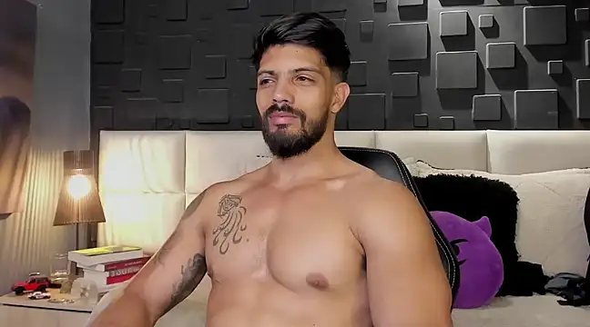 Snapshot of DannSaenz chatting on February 8, 1:11 am DannSaenz online show from February 8, 1:11 am