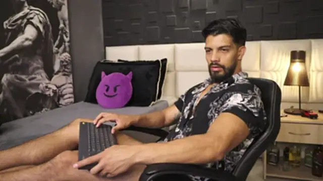 Snapshot of DannSaenz chatting on February 24, 1:31 pm DannSaenz online show from February 24, 1:31 pm