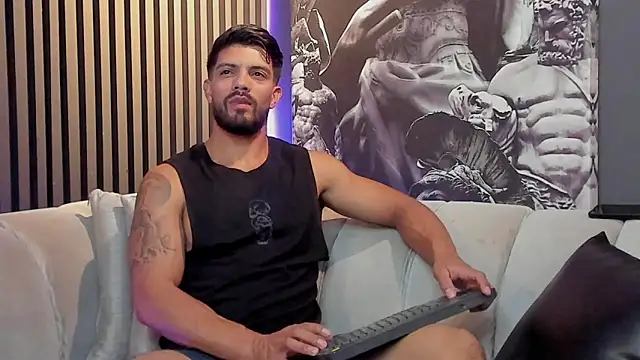 Snapshot of DannSaenz chatting on December 9, 9:33 pm DannSaenz online show from December 9, 9:33 pm
