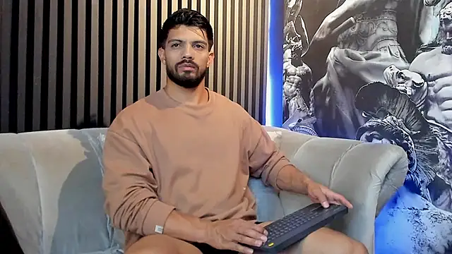 Snapshot of DannSaenz chatting on December 15, 10:04 pm DannSaenz online show from December 15, 10:04 pm