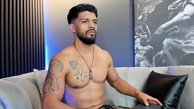 Snapshot of DannSaenz chatting on January 8, 11:30 pm DannSaenz online show from January 8, 11:30 pm