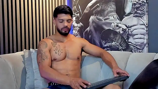 Snapshot of DannSaenz chatting on December 9, 11:26 am DannSaenz online show from December 9, 11:26 am