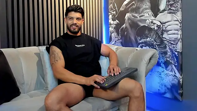 Snapshot of DannSaenz chatting on December 12, 12:05 am DannSaenz online show from December 12, 12:05 am