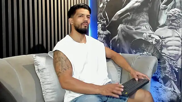 Snapshot of DannSaenz chatting on January 4, 8:16 pm DannSaenz online show from January 4, 8:16 pm