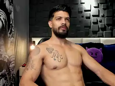 Snapshot of DannSaenz chatting on January 24, 10:43 am DannSaenz online show from January 24, 10:43 am