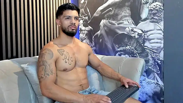 Snapshot of DannSaenz chatting on December 17, 11:49 pm DannSaenz online show from December 17, 11:49 pm