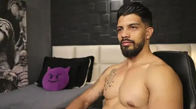 Snapshot of DannSaenz chatting on February 21, 9:32 pm DannSaenz online show from February 21, 9:32 pm