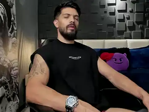 Snapshot of DannSaenz chatting on January 25, 1:32 am DannSaenz online show from January 25, 1:32 am