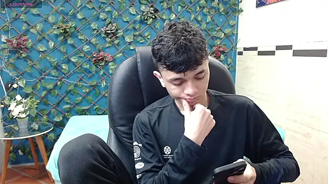 Snapshot of Waturox chatting on March 4, 7:22 pm Waturox online show from March 4, 7:22 pm