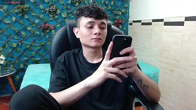 Snapshot of Waturox chatting on March 22, 7:09 pm Waturox online show from March 22, 7:09 pm