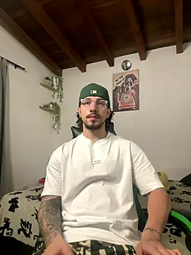 Snapshot of Valentino_Xander chatting on October 13, 1:11 am Valentino Xander online show from October 13, 1:11 am