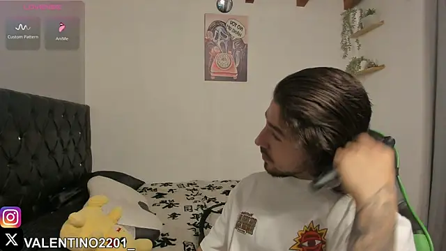 Snapshot of Valentino_Xander chatting on October 16, 1:02 am Valentino Xander online show from October 16, 1:02 am