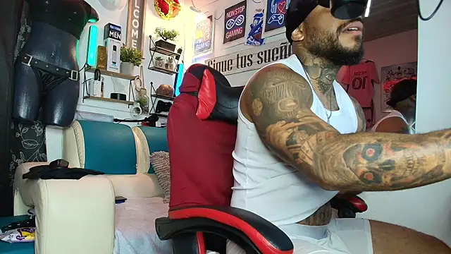 Leenar Key online show from April 22, 2:11 pm