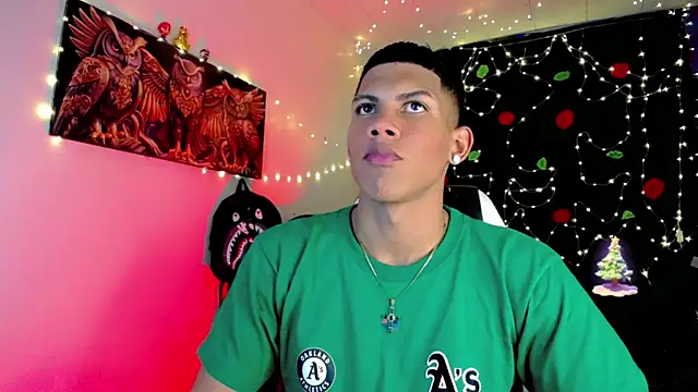 Snapshot of Damian_latinxxx chatting on December 22, 3:00 am Damian latinxxx online show from December 22, 3:00 am