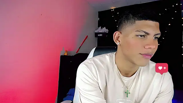 Snapshot of Damian_latinxxx chatting on December 14, 3:29 am Damian latinxxx online show from December 14, 3:29 am