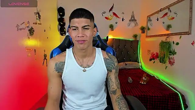 Snapshot of Damian_latinxxx chatting on October 6, 3:11 am Damian latinxxx online show from October 6, 3:11 am