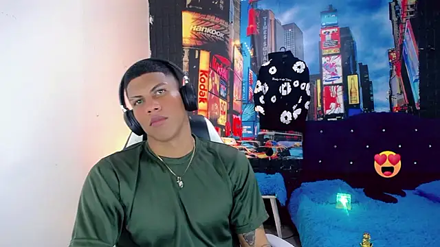 Snapshot of Damian_latinxxx chatting on December 7, 3:04 am Damian latinxxx online show from December 7, 3:04 am