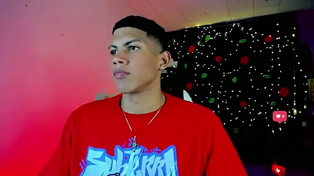 Snapshot of Damian_latinxxx chatting on December 17, 3:17 am Damian latinxxx online show from December 17, 3:17 am