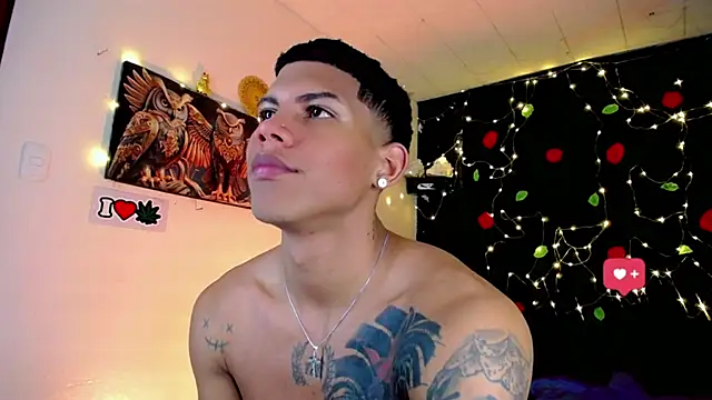 Snapshot of Damian_latinxxx chatting on January 8, 12:47 pm Damian latinxxx online show from January 8, 12:47 pm