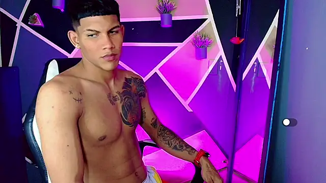 Snapshot of Damian_latinxxx chatting on February 23, 12:54 pm Damian latinxxx online show from February 23, 12:54 pm