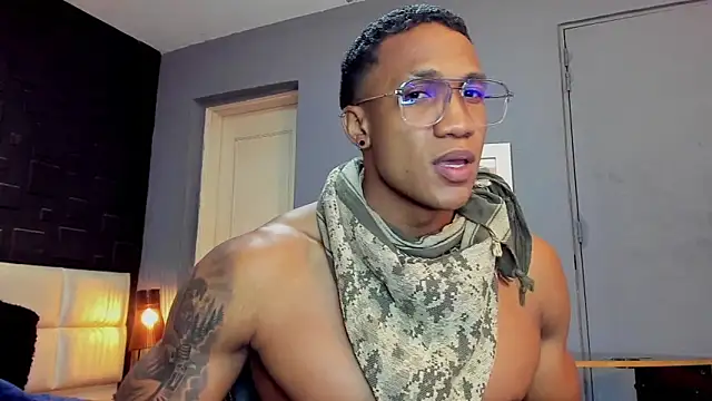 Snapshot of Logan_Varela chatting on December 31, 10:23 pm Logan Varela online show from December 31, 10:23 pm