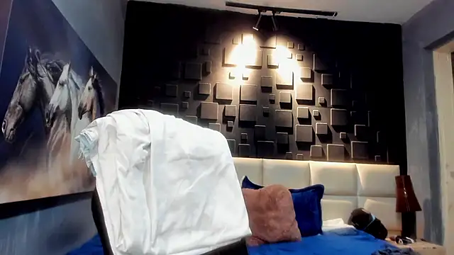 Snapshot of Logan_Varela chatting on December 19, 4:02 am Logan Varela online show from December 19, 4:02 am