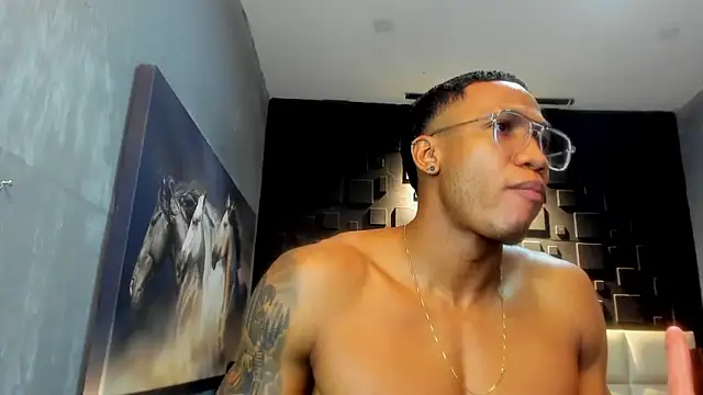 Snapshot of Logan_Varela chatting on December 18, 11:24 am Logan Varela online show from December 18, 11:24 am