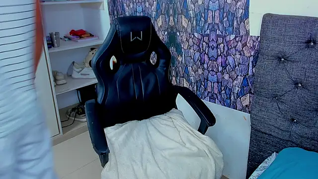 dominic smith  online show from February 16, 2:22 am