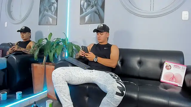 Snapshot of Cristopher_strong chatting on February 4, 12:33 pm Cristopher strong online show from February 4, 12:33 pm