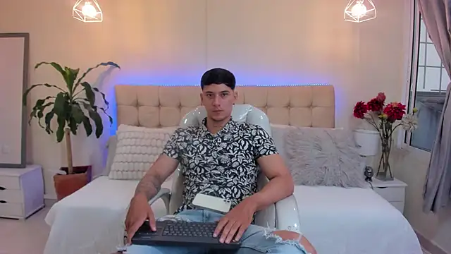 Snapshot of Cristopher_strong chatting on January 13, 12:35 pm Cristopher strong online show from January 13, 12:35 pm