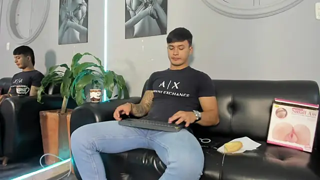 Snapshot of Cristopher_strong chatting on March 7, 12:45 pm Cristopher strong online show from March 7, 12:45 pm