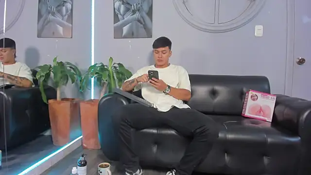 Snapshot of Cristopher_strong chatting on January 24, 12:31 pm Cristopher strong online show from January 24, 12:31 pm