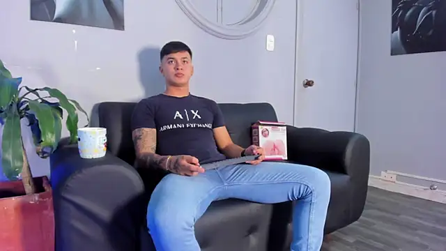 Snapshot of Cristopher_strong chatting on March 22, 1:08 pm Cristopher strong online show from March 22, 1:08 pm