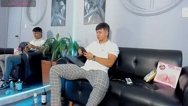 Snapshot of Cristopher_strong chatting on February 1, 12:47 pm Cristopher strong online show from February 1, 12:47 pm
