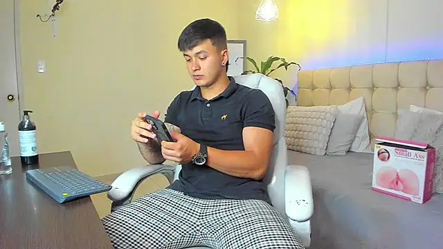 Snapshot of Cristopher_strong chatting on February 16, 2:33 am Cristopher strong online show from February 16, 2:33 am