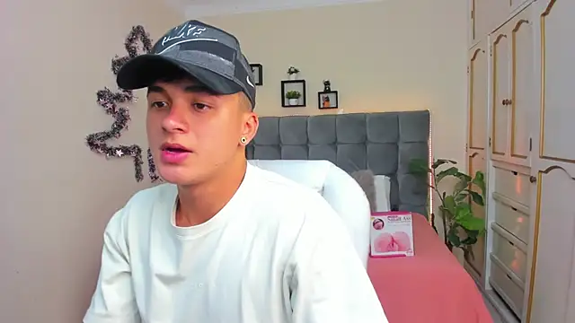 Snapshot of Cristopher_strong chatting on January 7, 12:37 pm Cristopher strong online show from January 7, 12:37 pm