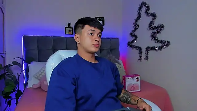 Snapshot of Cristopher_strong chatting on January 8, 12:37 pm Cristopher strong online show from January 8, 12:37 pm