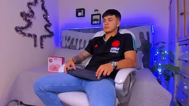 Snapshot of Cristopher_strong chatting on December 20, 12:49 pm Cristopher strong online show from December 20, 12:49 pm