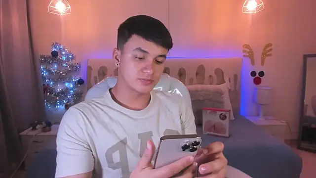 Snapshot of Cristopher_strong chatting on December 7, 2:02 pm Cristopher strong online show from December 7, 2:02 pm