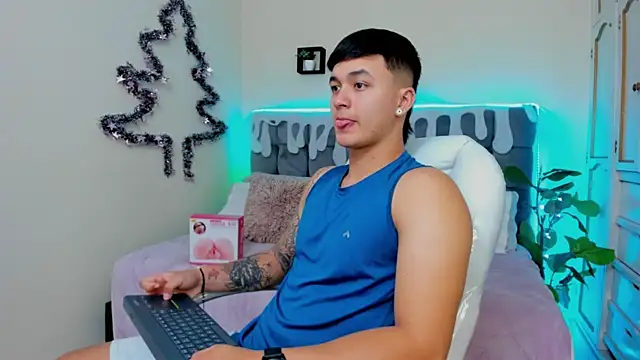 Snapshot of Cristopher_strong chatting on December 11, 12:27 pm Cristopher strong online show from December 11, 12:27 pm