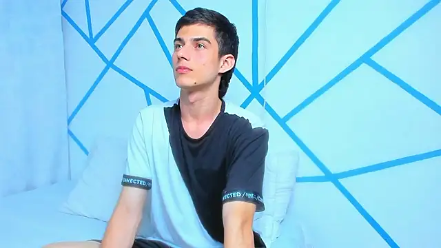 Snapshot of liam_scott77 chatting on December 6, 7:01 pm liam scott77 online show from December 6, 7:01 pm