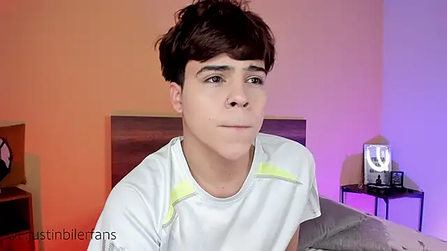 Snapshot of justinbiler chatting on February 19, 12:44 pm justinbiler online show from February 19, 12:44 pm