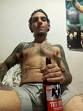 Snapshot of HornetBigDickonYou chatting on December 13, 5:05 am HornetBigDickonYou online show from December 13, 5:05 am