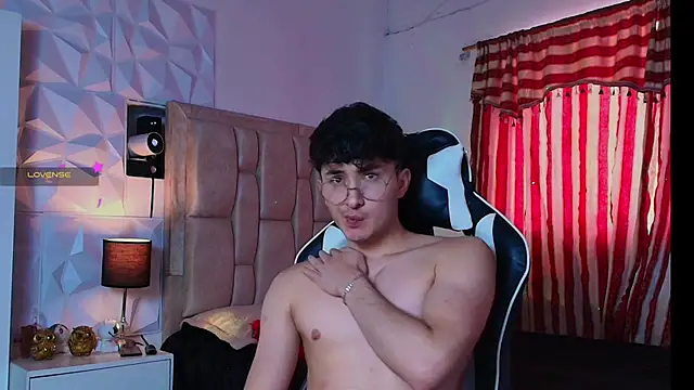Snapshot of santyago_taylor chatting on January 21, 6:33 pm santyago taylor online show from January 21, 6:33 pm