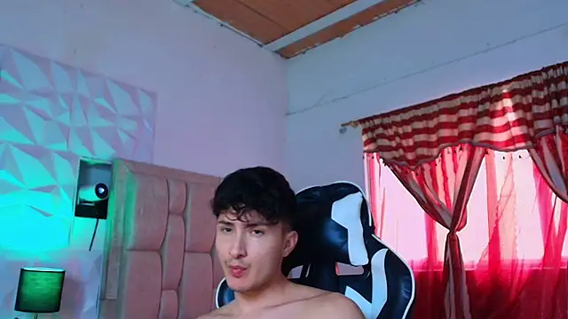 Snapshot of santyago_taylor chatting on December 19, 8:02 pm santyago taylor online show from December 19, 8:02 pm