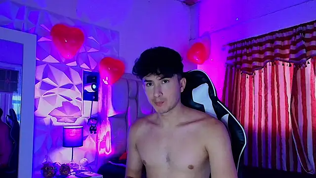 Snapshot of santyago_taylor chatting on February 21, 10:37 pm santyago taylor online show from February 21, 10:37 pm