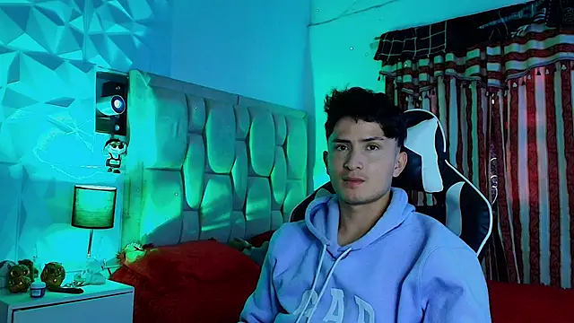 Snapshot of santyago_taylor chatting on March 17, 6:32 pm santyago taylor online show from March 17, 6:32 pm