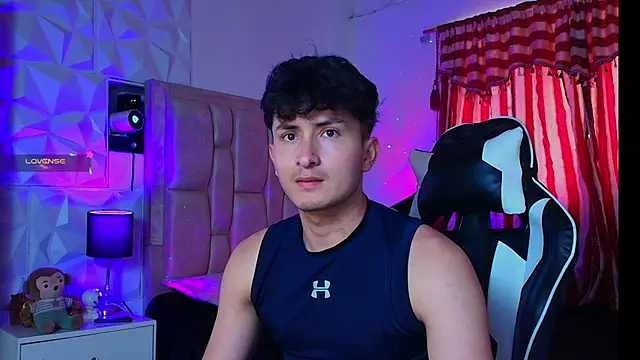 Snapshot of santyago_taylor chatting on January 18, 6:32 pm santyago taylor online show from January 18, 6:32 pm